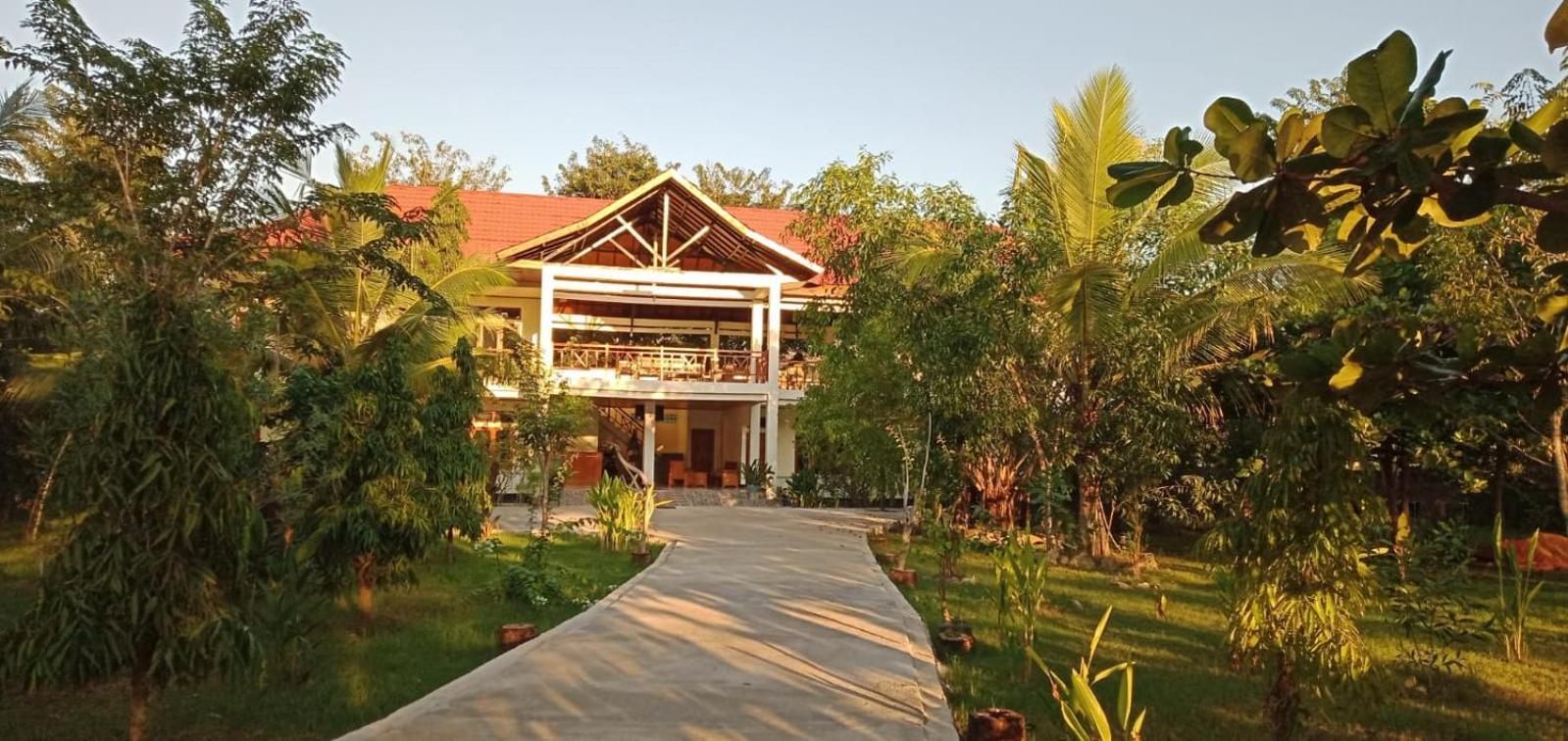 Hotel La Belle Etoile Labuan Bajo Buitenkant foto
