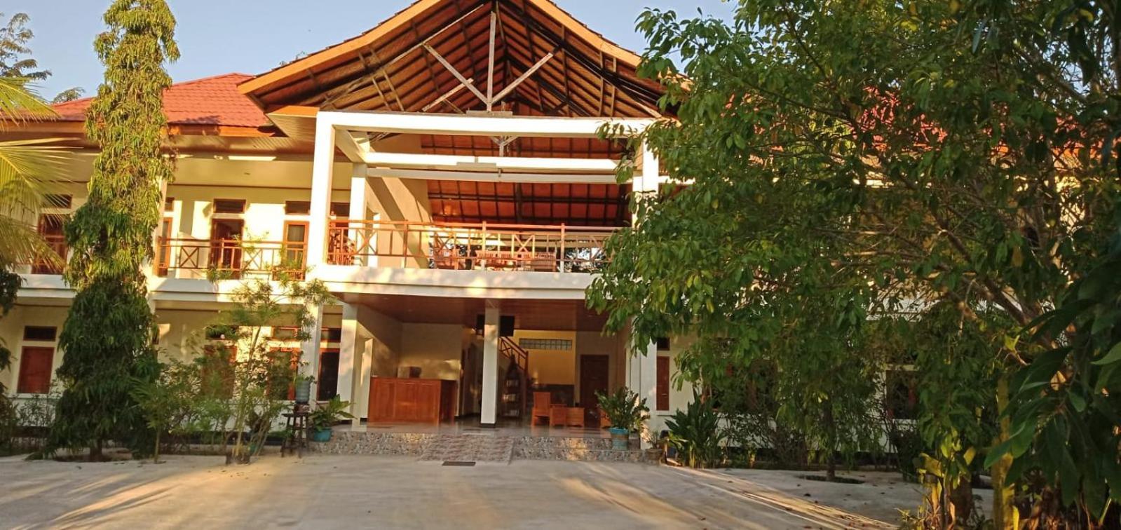 Hotel La Belle Etoile Labuan Bajo Buitenkant foto